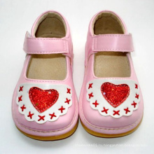 Розовая детская обувь для девочки с красным сердцем